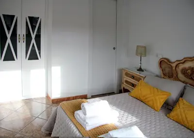 a bedroom with a bed with towels on it at La casita de Fide in Molinaseca