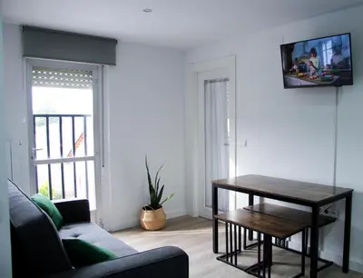 a living room with a couch and a table at Apartamento El descanso de Fuco in Molinaseca