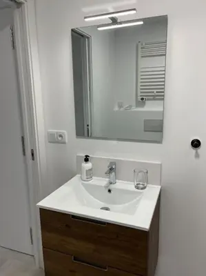 a bathroom with a sink and a mirror at Apartamento céntrico con vistas in Santiago de Compostela