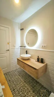 a bathroom with a sink and a mirror at Apartamento Arcoiris in Betanzos
