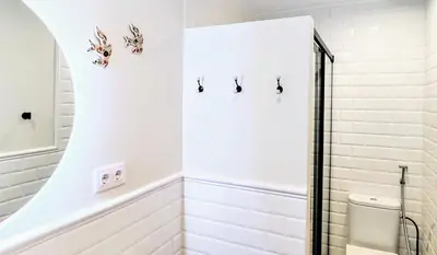 a bathroom with a shower with hooks on the wall at Apartamento Arcoiris in Betanzos