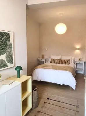 a small bedroom with a bed and a desk at Apartamento Arcoiris in Betanzos
