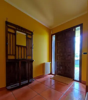 an empty room with a door and a mirror at Casa de campo en Ribadeo in Ribadeo