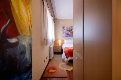 a small room with a bedroom with a bed at Apartamento SpítiCasa in Santiago de Compostela