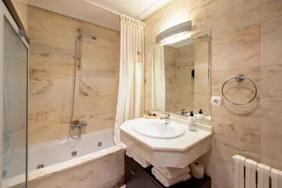 a bathroom with a sink and a shower and a tub at Apartamento SpítiCasa in Santiago de Compostela