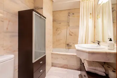 a bathroom with a sink and a shower and a toilet at Apartamento SpítiCasa in Santiago de Compostela