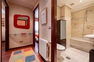 a bathroom with a toilet and a shower and a sink at Apartamento SpítiCasa in Santiago de Compostela