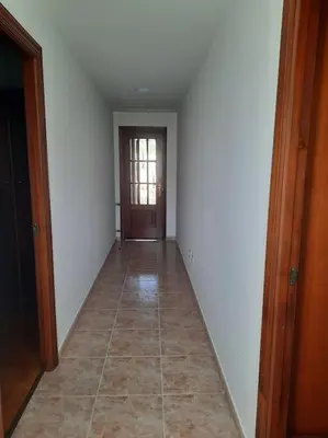 an empty hallway with a door and a tile floor at Fogar dos Petellos, Mondariz. in Mondariz