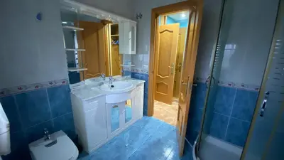 a bathroom with a sink and a toilet at DESPERTAR CON EL SONIDO DE LOS PÁJAROS in Melide