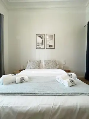 a bedroom with a large bed with two pillows at Catapiro - Confort Elegante y Exclusivo en el Corazón de la Ciudad in Ourense