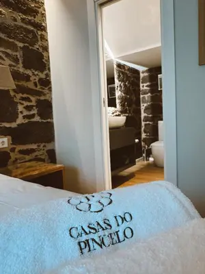 a bedroom with a bed with a sign that says cass no principle at Ribeira Sacra a Orilla Rio Miño Casas do Pincelo in Pincelo