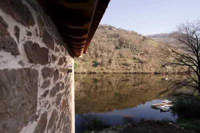 a view of a river from under a bridge at Ribeira Sacra a Orilla Rio Miño Casas do Pincelo in Pincelo