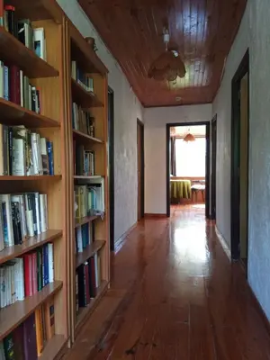 a hallway with book shelves filled with books at Lar A Rola El precio x una noche es para dia y medio Check in 9am Out 21pm in Sabucedo