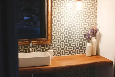 a bathroom with a sink and a mirror at Casa Amencer in Francos