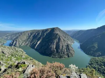 a view of a lake in the mountains at O Capricho in Requeixo