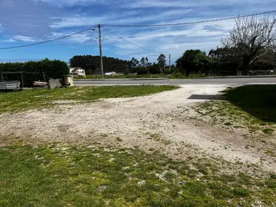 an empty road with a field of grass next to a street at APARTAMENTO FOZ Imr in Foz