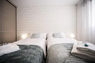 two beds sitting next to each other in a bedroom at Dulces Estancias in Lalín
