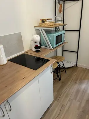 a kitchen with a counter top with a microwave at Catapiriño - Confort Elegante y Exclusivo en el Corazón de la Ciudad in Ourense