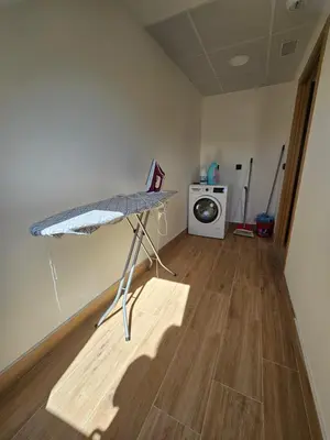 a room with a bed and a washing machine at Apartamento Casa Cruceiro in Arzúa