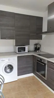 a kitchen with a washing machine and a microwave at Mi Morada - Apartamento in Lalín
