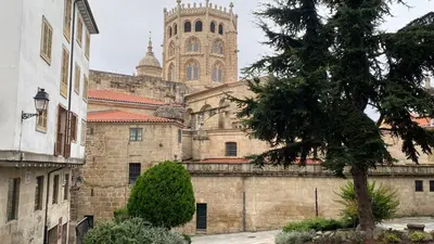 an old building with a tower and a church at Apartamento Ainaran Confortable apartamento en el centro de Orense in Ourense