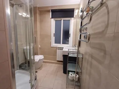 a bathroom with a shower and a toilet and a sink at Bedoya - Amplio y moderno piso en pleno centro de Ourense in Ourense
