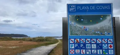 a sign that says play be covenants next to a road at Las Gaviotas in Viveiro