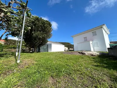 a house in a yard with a pole in the grass at Casa Playa de Rueta in Cervo