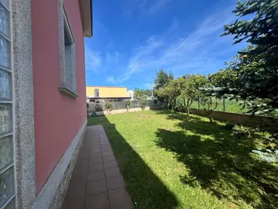 a walkway next to a building with a yard at Casa As Bateas in Sada