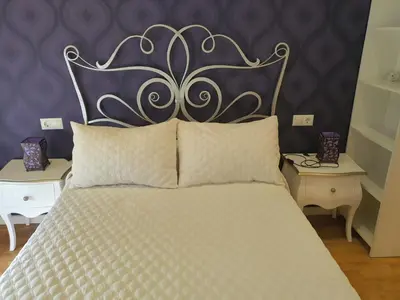 a bed with a metal headboard in a bedroom at Apartamento en Playa de Altar in San Cosme de Barreiros