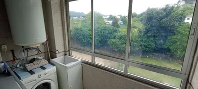 a laundry room with a washing machine and two windows at EnVIVEIRO Destino Playa de Covas in Viveiro