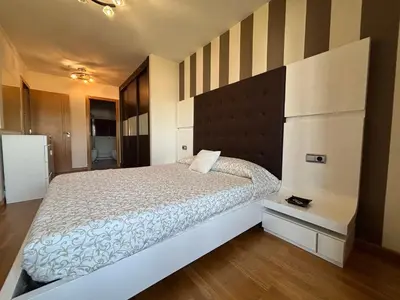 a bedroom with a large bed with a large headboard at Refuxio Xacobeo - Apartamento céntrico en Sarria in Sarria