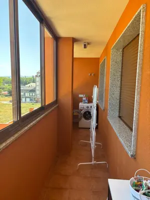 a bathroom with orange walls and windows and a washing machine at Refuxio Xacobeo - Apartamento céntrico en Sarria in Sarria