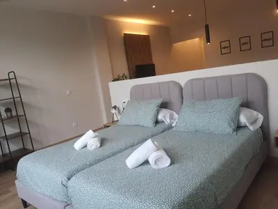 two beds with towels on top of them in a bedroom at Pensión CREDENCIAL in Sarria