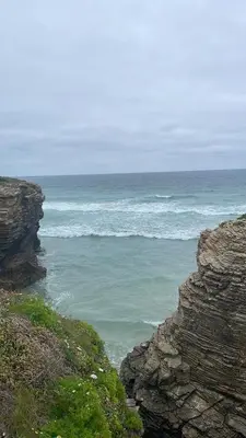 a view of the ocean from a rocky shoreline at El Puerto in figueras