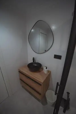 a bathroom with a sink and a mirror at Apartamento Maremágnum in Viveiro