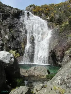 a waterfall on a mountain with a pool of water at Casa dos avós in Ribadavia