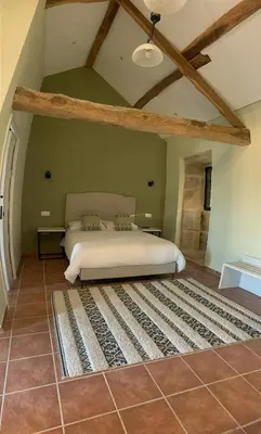 a bedroom with a bed in a green wall at Casa 1921 in Quinés