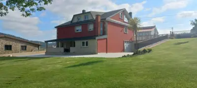 a house on a hill with a green yard at Grenxo in Santiago de Compostela