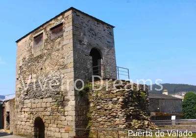 an old stone building with a balcony on it at Viveiro Dreams in Viveiro