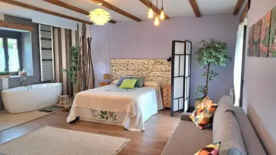 a bathroom with a bed and a bath tub and a bath tub at Casa El Filandar in Ríonegrito