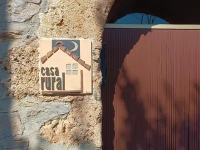 a sign on the side of a building on a wall at Casa Rural Borrenes las Médulas in Borrenes
