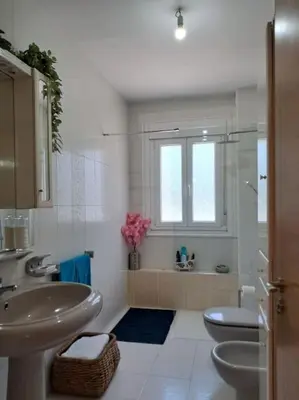a bathroom with a sink and a toilet and a tub at Casa vacacional amplia in Carracedo