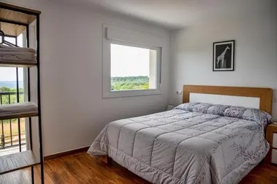 a bedroom with a bed and a window at Esperanza de a Trabe in Atrave