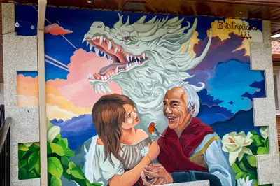 a mural of a woman and a dragon at Esperanza de a Trabe in Atrave