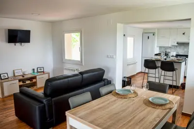 a living room with a black leather couch and a table at Esperanza de a Trabe in Atrave