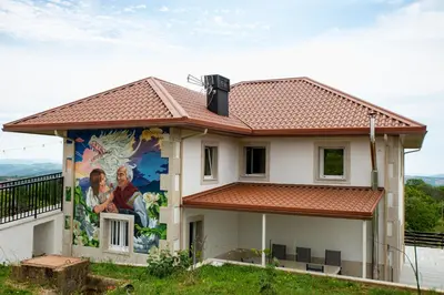 a house with a painting on the side of it at Esperanza de a Trabe in Atrave
