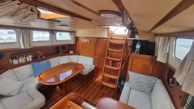 an interior view of a small room in a boat at Velero Clásico de madera in Sada