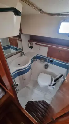 a small bathroom with a toilet and a sink at Velero Clásico de madera in Sada