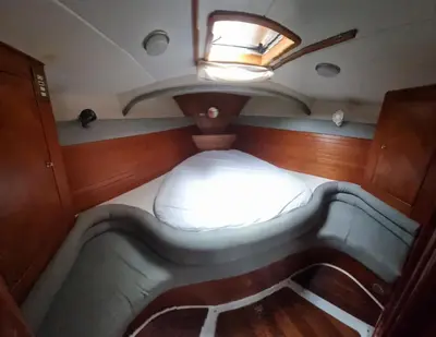 a small bed in the back of a boat at Velero Clásico de madera in Sada
